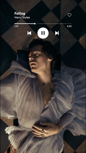 Harry Styles 身穿白色長袍躺在格子地板上，帶有音樂播放器疊加層。