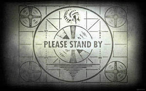 復古模擬電視測試圖案，帶有「PLEASE STAND BY」和美洲原住民頭飾圖形。 — 桌面 4K 壁紙