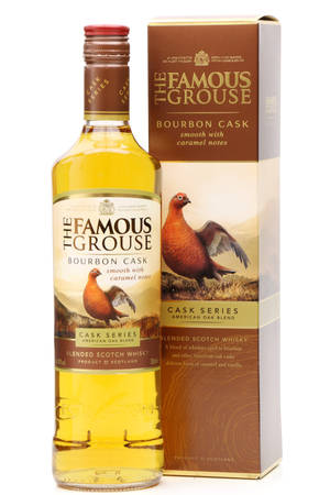 The Famous Grouse Bourbon Cask威士忌的瓶子和盒子，帶有松雞插圖。