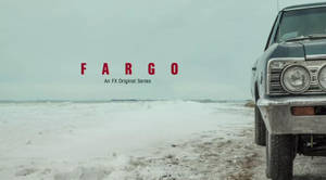 老爺車停放在雪地上，帶有「FARGO」標題文字。