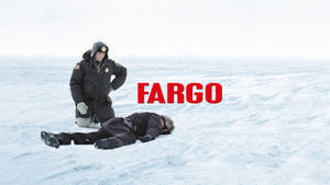 警察跪在雪地中倒下的夥伴旁邊，帶有紅色Fargo文字。 — 雪 壁紙