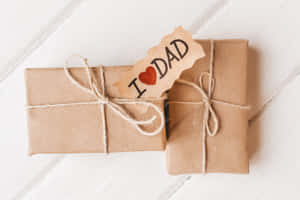 兩個包裝好的禮物，帶有寫著 I heart DAD 的標籤