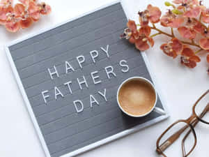 白色背景上帶有咖啡、眼鏡和粉紅色蘭花的Happy Fathers Day字母板