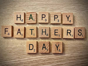 Scrabble 字母磚在木上拼出 happy fathers day
