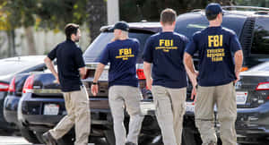 FBI證據應對小組探員白天穿過停車場。