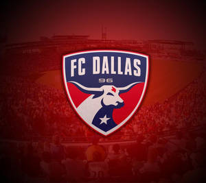 FC Dallas 足球隊標誌在一個擁擠的體育場上方，帶有紅色濾鏡。 — 足球 壁紙