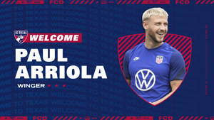 身穿藍色球衣的足球運動員 Paul Arriola 在 FC Dallas 歡迎圖形中微笑。 — 足球 壁紙