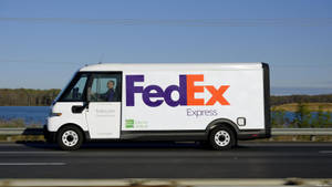 FedEx電動送貨車在湖邊高速公路上行駛