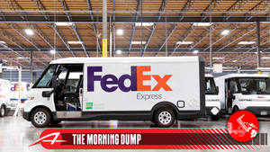 大型倉庫內的白色FedEx Express電動貨車，其他貨車也可見。
