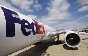 藍天白雲下機場停機坪上的FedEx貨機