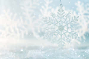 一個懸掛的閃亮雪花裝飾品，在冬季場景中閃爍。