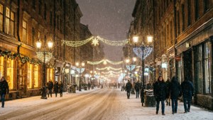 夜晚積雪的街道，人們在節日燈光和明亮的商店櫥窗下行走。