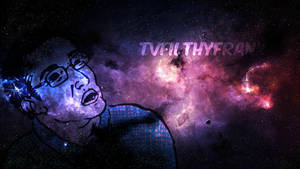 宇宙星雲中的戴眼鏡男士，帶有紫色和粉紅色雲彩及發光文字。