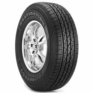 Firestone Destination 輪胎安裝在鍍鉻輪圈上的特寫。