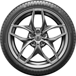 安裝在銀色合金輪圈上的Firestone Firehawk AS V2輪胎特寫。