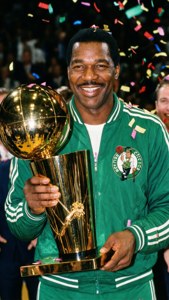 身穿綠色外套的籃球運動員手持NBA獎盃，紙屑飄落。