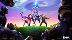 復仇者聯盟角色在Fortnite戰鬥姿態中，位於日落時分的草丘上。 — 漫威超級英雄 壁紙