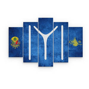 五幅藍色紋理牆壁藝術，帶有白色Y形及金色徽章