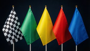五面賽車旗幟（格子、綠色、黃色、紅色、藍色）在深色背景下直立
