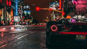 黑色跑車在濕漉漉的都市街道上，在霓虹燈下。