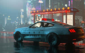 未來警車停在雨夜霓虹燈街道上。