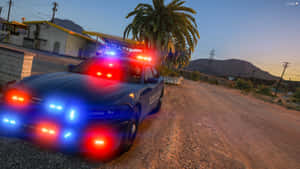 黃昏時分停在沙漠公路上的警車，閃爍著警燈。