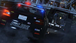 身穿戰術裝備的警員在雨夜追捕中從警車下車。
