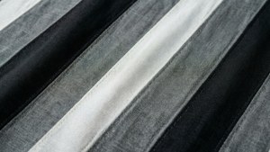 對角黑色、白色和灰色布料條，可見編織紋理