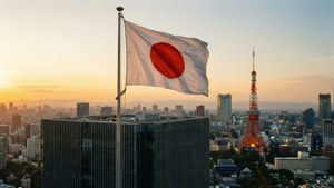 日本國旗在日落時分飄揚在東京天際線上，東京鐵塔清晰可見