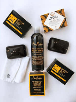 適用於敏感肌膚和濕疹治療的 Shea Moisture African Black Soap 產品。 — 3:4 壁紙