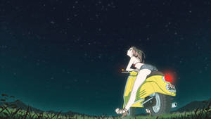 女孩在星空下騎黃色滑板車，背景有山脈