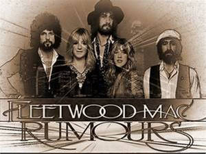 Fleetwood Mac 樂隊喺佢哋 Rumours 專輯封面嘅肖像，帶有復古懷舊褐色調同光線。