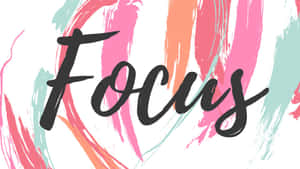「Focus」呢個詞以黑色字體喺色彩繽紛嘅抽象畫筆觸背景上。 — 攝影師 壁紙