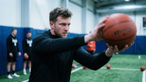 籃球運動員在室內訓練中準備投籃。