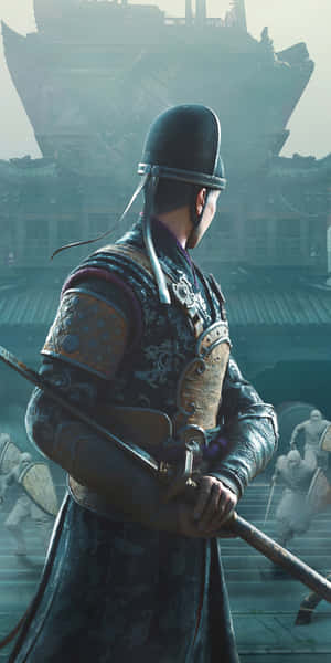 身穿精細盔甲的武士在霧氣瀰漫的日本庭院中持劍。