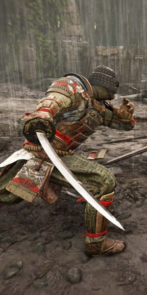 身穿雨濕鎧甲的武士蹲在石頭廢墟中手持武士刀。