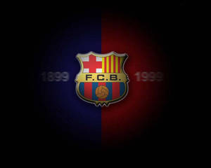 F.C.B. 足球會會徽，在藍紅漸變背景上帶有 1899 和 1999 年份。