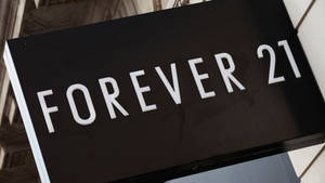 建築物上的黑色Forever 21商店招牌，帶有白色字體。 — 2560x1440 壁紙