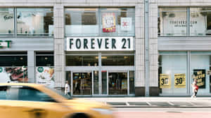 黃色的士高速駛過一間帶有減價標誌的Forever 21零售店。
