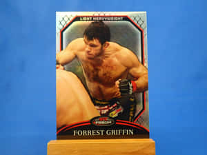 在木架上展示的Forrest Griffin UFC拳手卡。