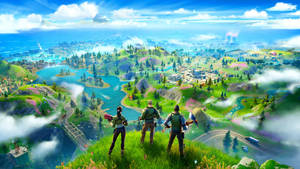 三名玩家從長滿青草的懸崖俯瞰色彩繽紛的Fortnite島嶼。