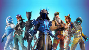 七個Fortnite遊戲角色穿著各種服裝一起擺姿勢。