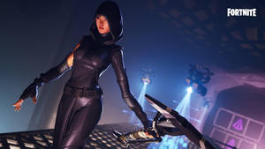 穿著黑色裝備的Fortnite角色在藍色燈光下手持武器。