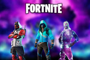三個穿著發光服裝的 Fortnite 遊戲角色站在宇宙背景前。