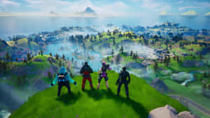 四個Fortnite玩家從長滿草的懸崖上俯瞰霧氣瀰漫的沿海景觀。