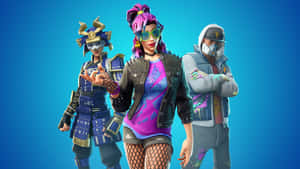 三個穿著色彩繽紛服裝的Fortnite遊戲角色在藍色背景前擺姿勢。