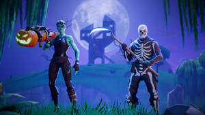兩個穿著萬聖節裝備的Fortnite角色站在滿月下的沼澤中。