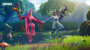 兩個穿著兔子服裝的Fortnite角色在色彩繽紛的復活節森林中跳躍。