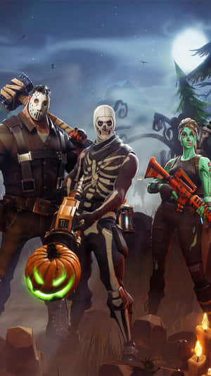 三個Fortnite萬聖節角色在墓地中，滿月下發光南瓜和蠟燭。