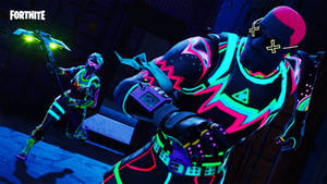 兩個身穿發光霓虹裝備的Fortnite角色在黑暗的倉庫中擺姿勢。